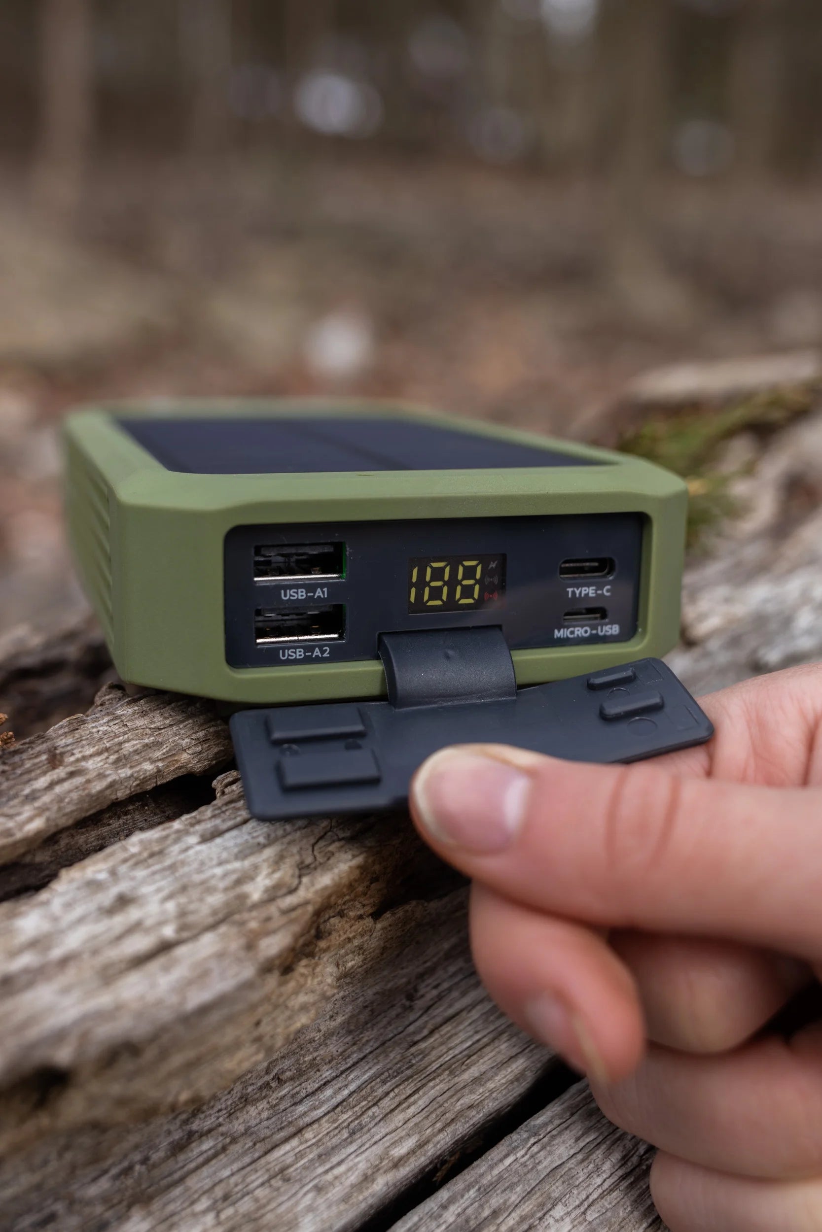 Wireless Power Bank, 20000 Mah, Built-In Flashlight, Charging Pad, IP54 Weatherproof, Travel Ready